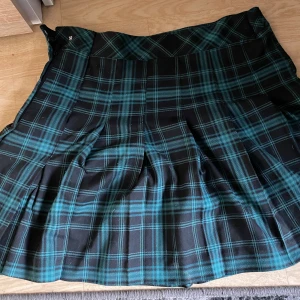 Grön/svart kjol - Jätte söt grön/svart kjol Den är egentligen storlek 44 MEN vi har sytt in den så den passar mig som vanligtvis har 38 i kjolar, syns inte att den är insydd men värt att meddela det☺️