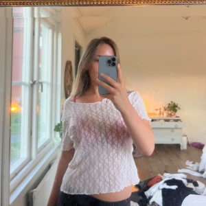 Vit spetstopp - Jättesnygg spetstopp som går att stylea på massa sätt! Hör av er vid frågor💗