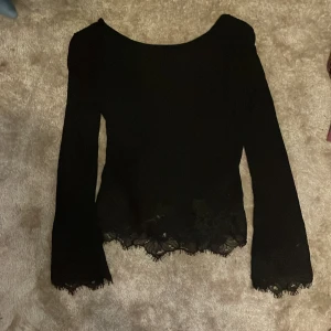 Långärmad med spets  - Snygg långärmad tröja med spets! Den har v-ringning i ryggen men man kan även ha den framåt, bara använd några få ggr utan defekter  💕