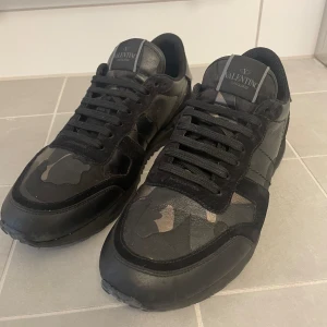 Valentino Rock Runners - Säljer nu ett par Valentino rock runners i mörka nyanser i storlek 41👟. Skick 7,5 lite små defekter men inget mer än så och har mycket kvar att ge!👌🏻 Hör av dig vid minsta lilla!