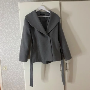 Kappa - Kappa från bikbok storlek xs, sitter bra på mig som har s/m då den är stor i storleken. Använd ca 1/2 termin men i fint skick. Snöre i midjan. Tvättas innan den skickas😊, nypris 699kr Nypris 699kr.