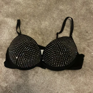 Bh me rhinestones  - Snygg bh me rhinestones, använd några få ggr i stlk 80C 💕