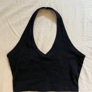 Halterneck topp - Fin svart halterneck, den är ribbad och i storlek Xs, som är helt oanvänd så i nyskick💕