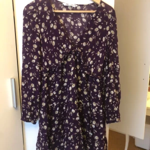 Kläning  - Jag säljer denna klänningen eftersom jag tyckte den va för öppen och är för kort. Dessutom är den i god skick då jag inte har använt den. Priser kan självklart diskuteras💞