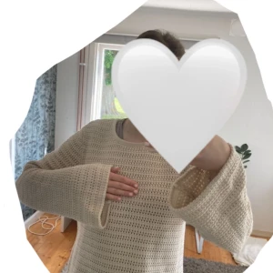 Virkad biege tröja - Virkad tröja som jag nu säljer eftersom den inte kommer till användning. Som ny, bara använd fåtal gånger💛🤍 Den är lite utsvängd längs ärmarna. Perfekt för en lite svalare sommardag! Kom privat för frågor!
