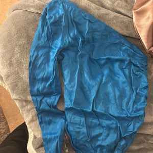 Blå Enärmad tröja - O stryken, men en blå satin enärmad tröja. Använt endast en gång