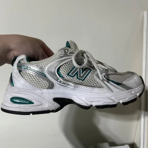 New Balance  - Säljer mina New Balance skor i strl 37,5 köpta från zalando nypris 1300kr. Använda men bra skick, går även att tvätta i tvättmaskin.