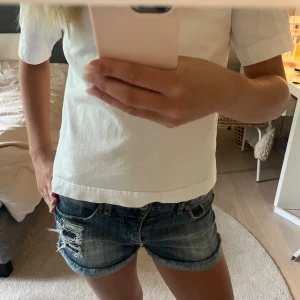 Lågmidjade jeansshorts  - Jättesnygga lågmidjade jeans shorts med slitningar💗💗💗