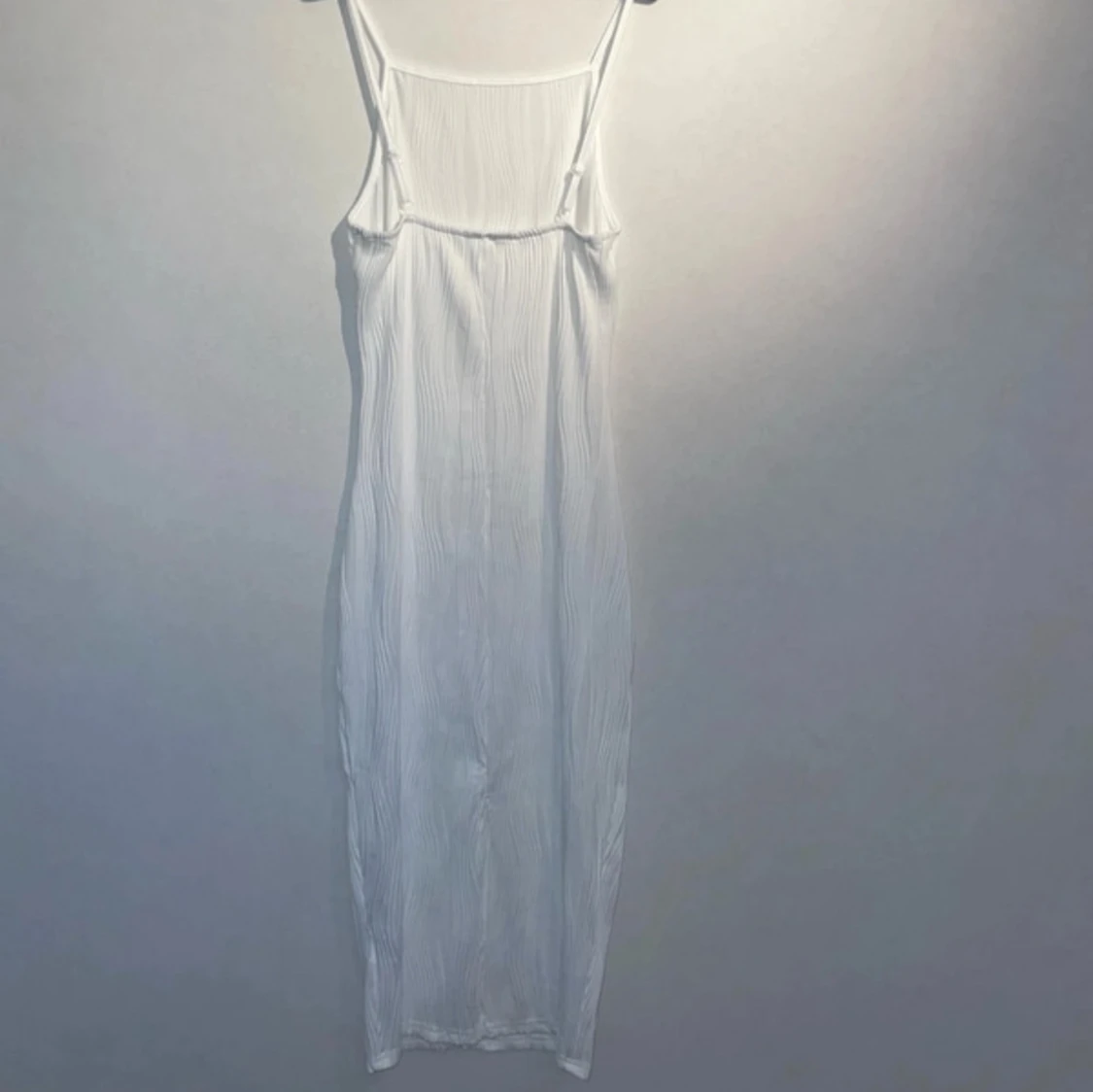 Vit klänning med slits - 92