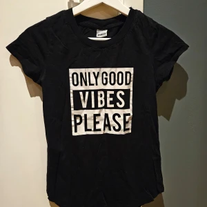 T-shirt med motiv - Knappt använd svart bomulls t-shirt från Ginatricot i storlek XS. 