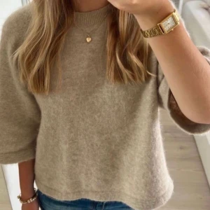 stickad t-shirt - första bild är lånad! köpt här på plick 450, var för liten för min smak så säljer för 300! 🤍 ingen lapp på, så jag är osäker på märke!