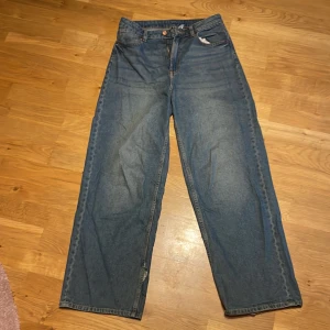 Baggy 90s jeans - Säljer mina jeans från H&m, köptes för 299kr Dom är 90s baggy med medel hög midja i storlek 36