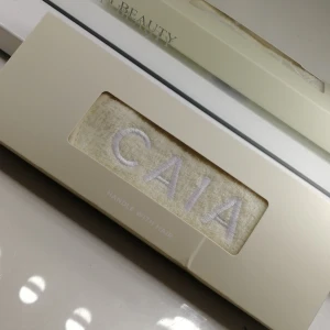 Caia hårband - HANDLE WITH HAIR - LJUSGULT (SLUTSÅLD) FINNS EJ LÄNGRE VAD JAG VET. Helt oanvänd, därmed samma pris. 