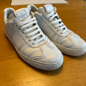 Valentino flycrew vita - Säljer nu mina helvita Valentino flycrew i ett bra skick, lossnat en  nit. Cond 7/10.  Storlek 39 men passar bra 40 Tar emot byten 