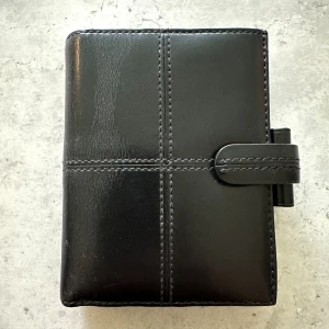 Filofax Mini Cross Italian leather - Filofax mini i Italienskt läder. Superfint skick med naturliga små rynkor av att man öppnar och stänger den. Alla filofaxtillbehör finns att köpa hos återförsäljare.