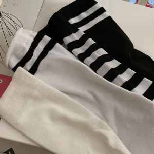 Thigh high strumpor  - 4 olika långa strumpor man kan ha under kjolar och klänningar!! Helt nya och väldigt stretchiga. Alla - 100 1 - 25 2 - 50  