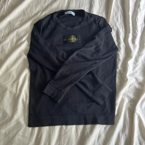 Stickad stone island - Säljer denna stickade stone island då den inte andvänds så mycket, den är i perfekt skick