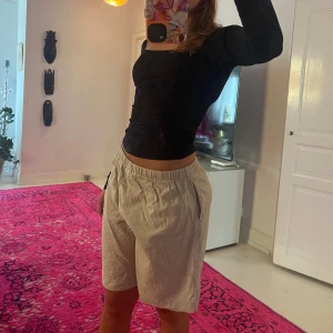 Lågmidjade shorts i linne  - Lågmidjade shorts i linne från Weekday i S 