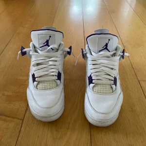 Jordan 4 purple metallics - Har köpts använda och har använts ett tag med nån liten missfärgning som ni kan se, men annars i väldigt bra skick. Skorna är äkta checkade på eBay och en tag följer med. Riktig box ingår inte.
