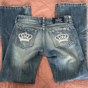 Victoria beckham jeans - Säljer mina så snygga jeans från Victoria beckham eftersom dom är för stora på mig! Andra bilden är lånad💞