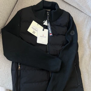 Moncler Cardigan - Jättefin cardigan som tyvärr inte passar mig så bra. Unisex, passar bra på killar & tjejer. Kan sänka pris vid snabb affär, postar samma dag bestöllning görs