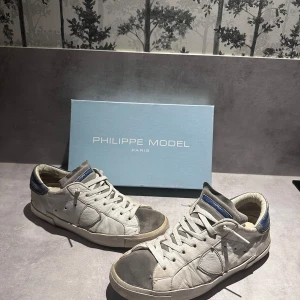 Philippe Model skor  - Säljer dessa trendiga Philippe modell skor som är svåra att få tag i för ett bra pris!!! nypris ca 3500kr. Mitt pris: 1300kr!!!!!! Dem är i storlek 43!!!!!!Hör av dig om du är intresserad!!!!!!