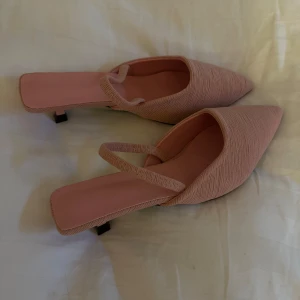 rosa klackskor - supersnygga klackar i rosa/gammelrosa💗💗 nypris 500kr men säljer för 300kr😚 storlek 38-39 