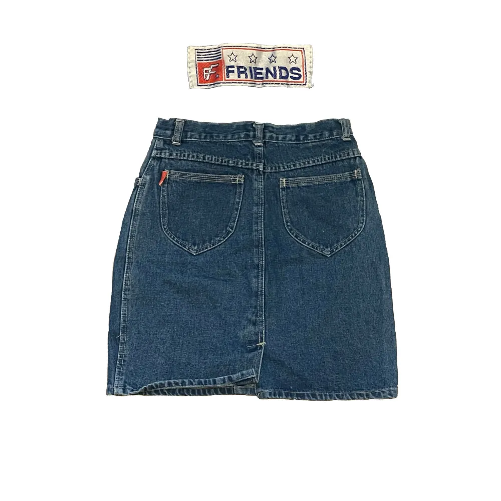 THRIFTAD Highwaisted Denim Kjol!! Köpte den för ett tag sedan men användes knappt - är i jättefint skick <3 fungerande fickor (djupa) och slutar över knäna :D    DMa ~ för bilder eller frågor 🫶 svarar så snabbt jag kan!. Kjolar.