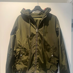 Moncler windbraker  - En fin moncler windbreaker som självklart är äkta. Jackan är köpt från Vestiaire men har inte används mycket. 