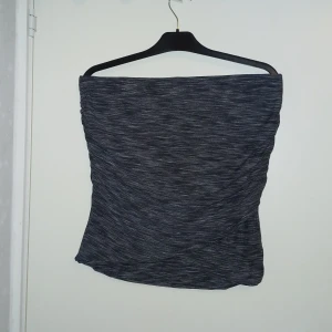 Kjol - Kjol i stretch. Som går omlott på framsidan med drapering på sidorna.andvänd någon gång.