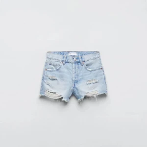 Zara jeans shorts  - Ljusblå jeansshorts i bra skick! Använda några få ggr. Storlek 36🩷