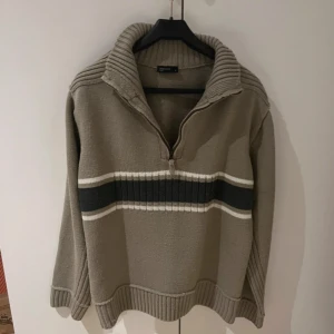 Stickad tröja - Supermysig stickad tröja som inte sticks, köpt på second hand & knappt använd av mig. Är en storlek XS/S vanligtvis så denna sitter lite oversize på mig, supersnyggt!!💘 Diskuterbart pris✨