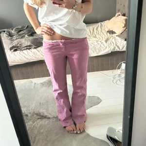 Rosa / lila jeans - Glittriga utsvängda jeans som inte kommer till användning. Löngden är perfekt för mig som är 160. Jag går gärna ner i pris vid snabb affär