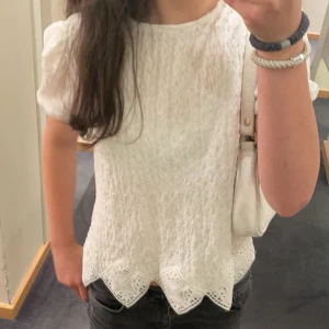 Blus från Zara - Vit blus från Zaras barnavdelning💕