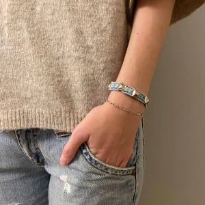 Armband - Ljusblått jeansarmband med silver detaljer Justerbart fäste  + frakt