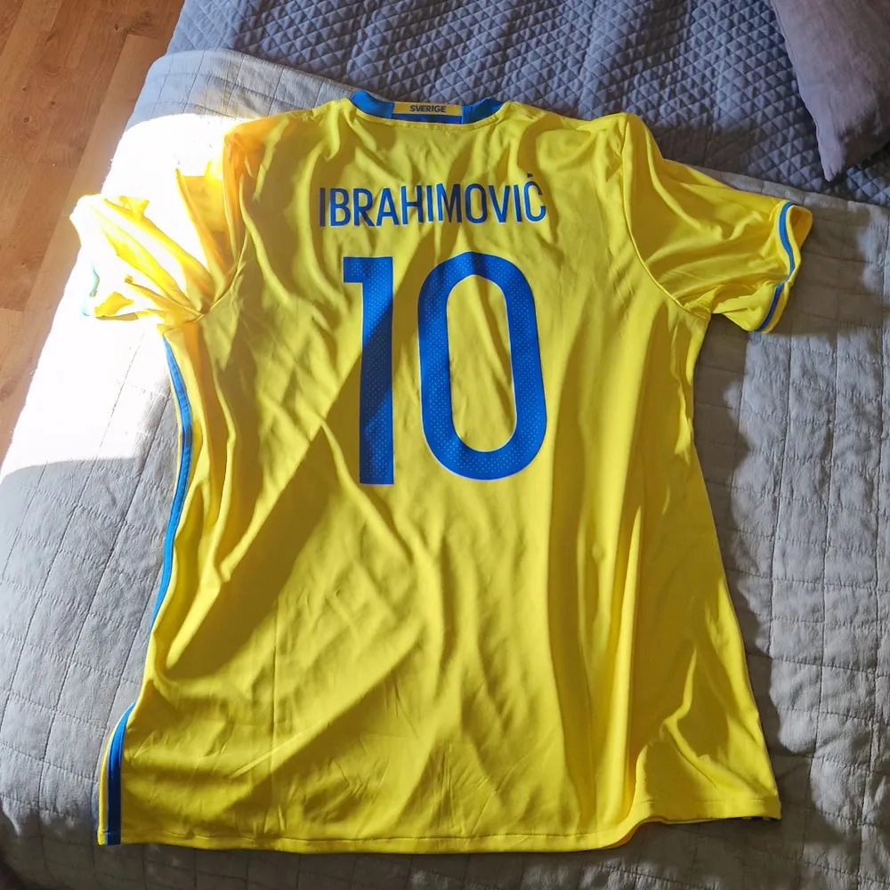 En äkta sverige tröja ifrån addidas med Legenden Zlatan Ibrahimović tryckt på ryggen!  Knappt använd och den är i toppskick!    Ligger nu ute på tradera istället!!!. T-shirts.