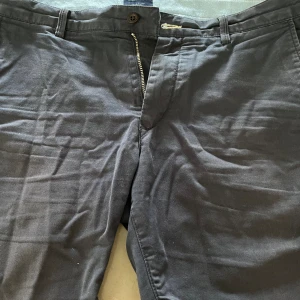 Gant shorts, mörkblåa, chinos shorts - 176 cm, 16 år. Använda men i ett bra skick👍 Kan gå ner i pris! Pris 399kr