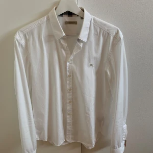 Burberry skjorta - Säljer då den ej används. Priset går att diskutera