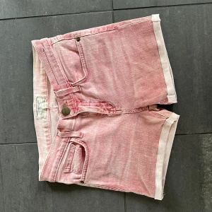 Rosa jeansshorts  - Snygga rosa jeansshorts   Midja rakt över : 33,5 cm