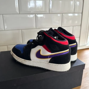 Jordan 1 mid 💙 - Säljer nästan helt oanvända Jordan 1 i storlek 37.  Unika i färgen och köpta i New York och självklart äkta!