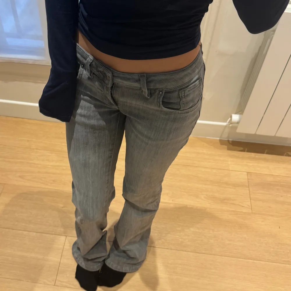 Jättefina gråa lågmidjade jeans från Subdued. Nypris 925kr, men de har några små bucklor på ena benet som syns på sista bilden så därför säljer jag mycket billigare!. Jeans & Byxor.