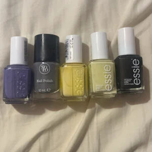 nagelack - säljer dessa 5 nagelack, 4 från essie och 1 som jag inte vet, säljer essie för 75 styck (aldirg använda, original pris är 140kr), säljer det gråa för 20 eftersom jag inte vet vart de är ifrån. alla 5 för 280 (paketpris) 