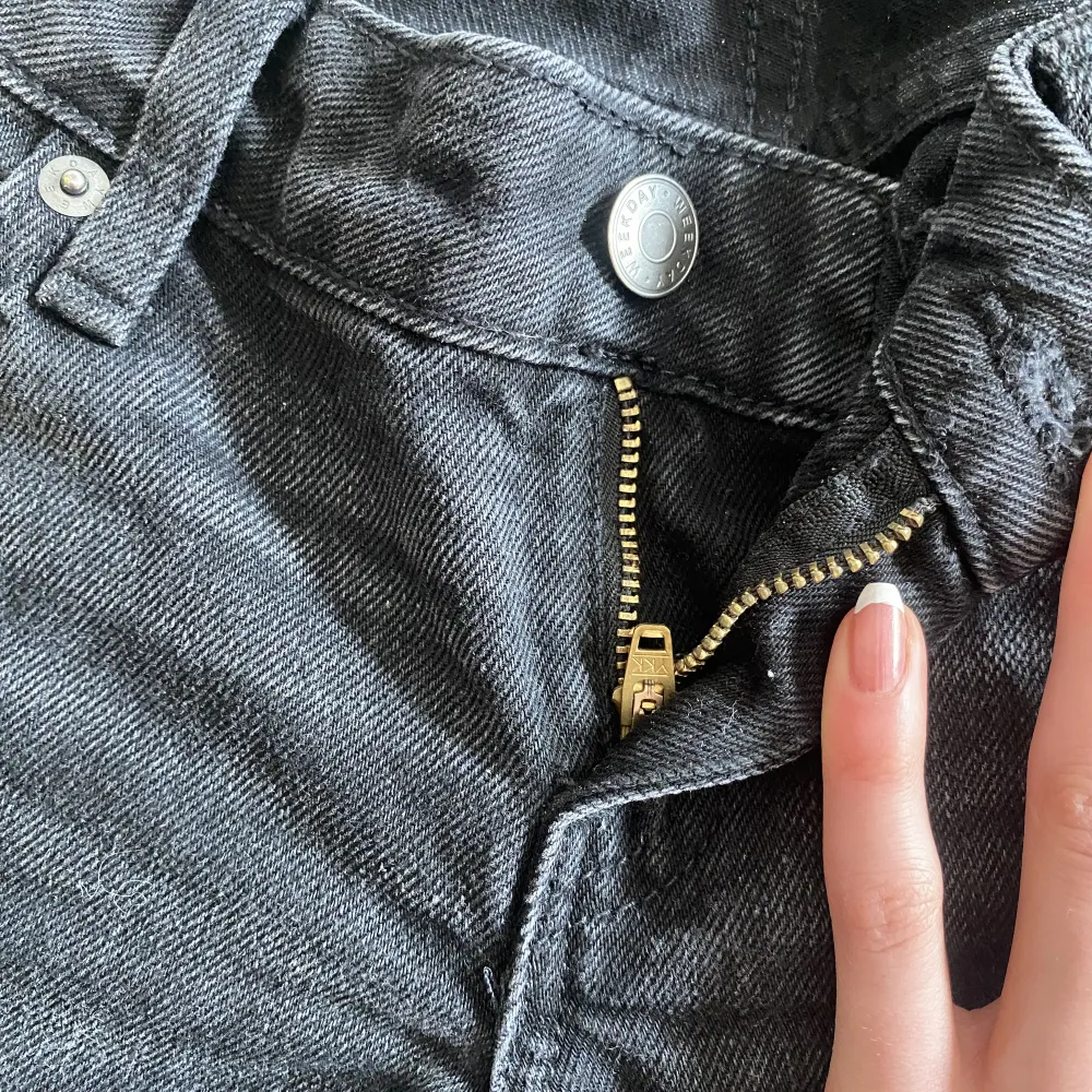 Säljer mina Low waist jeans p.g.a de blivigt för små. Som nya, Inte använda därför säljer jag dom dyrt. Ny pris 590. Jeansen är jätte jätte Low waist. Men med en liten urtvättning runt knäna, skit snyggt. Skriv om frågor eller fler bilder. Kram 🤗  . Jeans & Byxor.