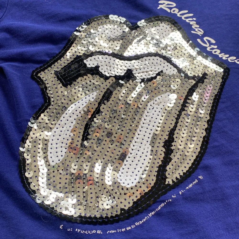 En lila Rolling Stones tröja, köpt här på Plick för ett tag sen. Använt ksk 2-3 gånger? Storlek 11-12 så typ Xs. Väldigt fin bara inte min stil längre.. T-shirts.