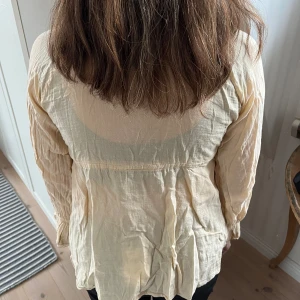 Sixty days - Sixty days tröja, bra skick. Snäckor och bjällra framtill på snöre. Snöre under byst för att dra åt. Perfekt sommar blus