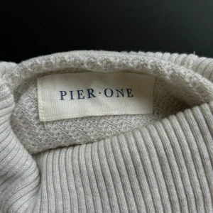 Polo-Sweatshirt  - En polo tröja  Säljs då den ej används. Skicket är som nytt.  Pris 199kr