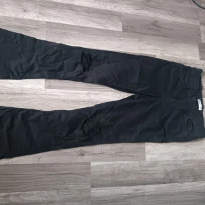 Gina tricot jeans - Perfect jeans snyggt slitna med hål på knäna och fransigt nertill