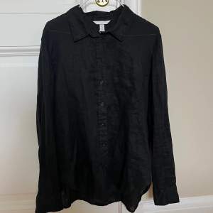 Hej! Säljer denna fina linneskjorta i storlek S från HM, 100% linne. Helt perfekt till sommaren men kommer tyvärr inte till användning för mig🌟Som ny!