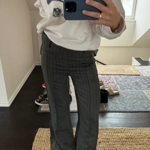 Lågmidjade kostymbyxor Acne Studios  - Supersnygga randiga kostymbyxor från acne studios!! Sitter snyggt och lågmidjade. Säljer då de är lite förstora 