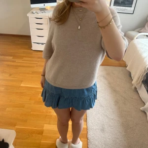 Jeans kjol!! - Söt lågmidjad jeanskjol med volang längst ner, jeanstyget är tunnare och lite mjukare i materialet❣️ står ingen storlek men jag har oftast xs/s eller 34/36 för referens😇 skickar inte fler bilder❣️